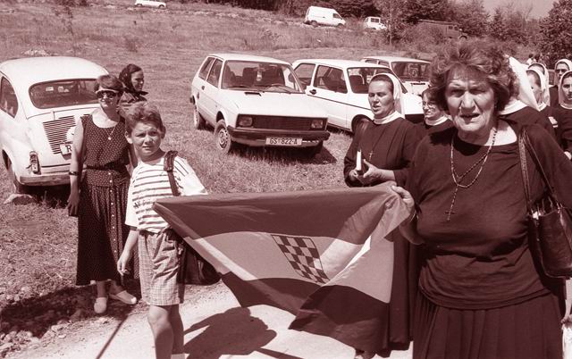 Procesija iz ratne 1993. godine/Arhiv Lika pressa Gospić                                                                                                                                                                                                  